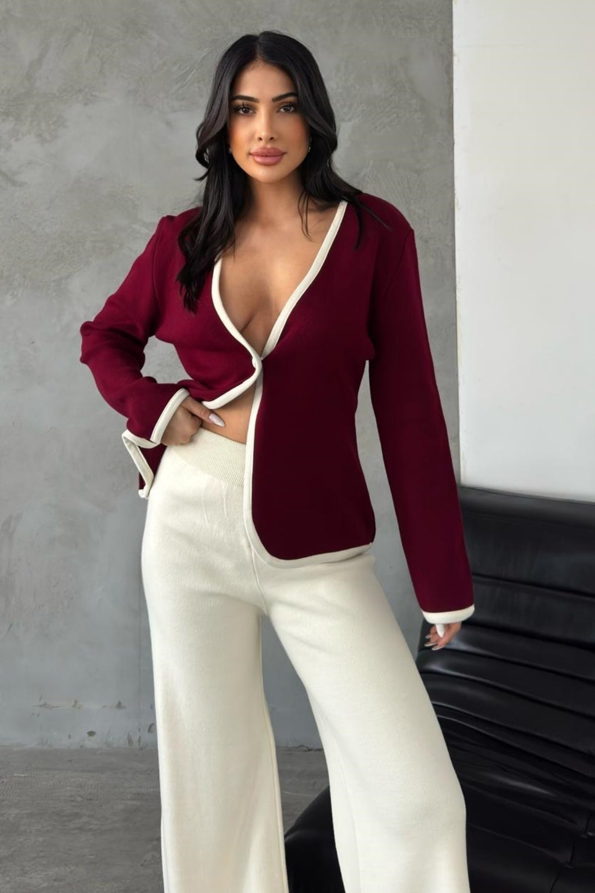 Strickwaren-Set (Oberteil und Hose): Hochgeschnittene Hose und V-Ausschnitt-Strickjacke