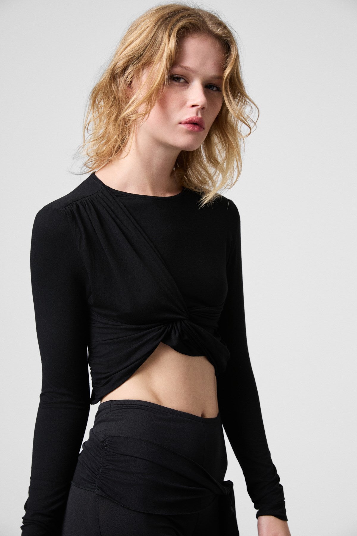 SLATE Knotenvorn Crop-Bluse