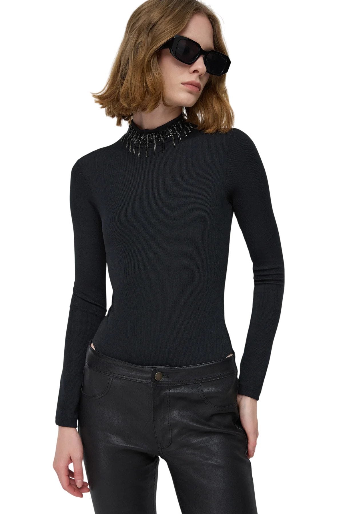 Bluse mit hohem Kragen und langen Ärmeln