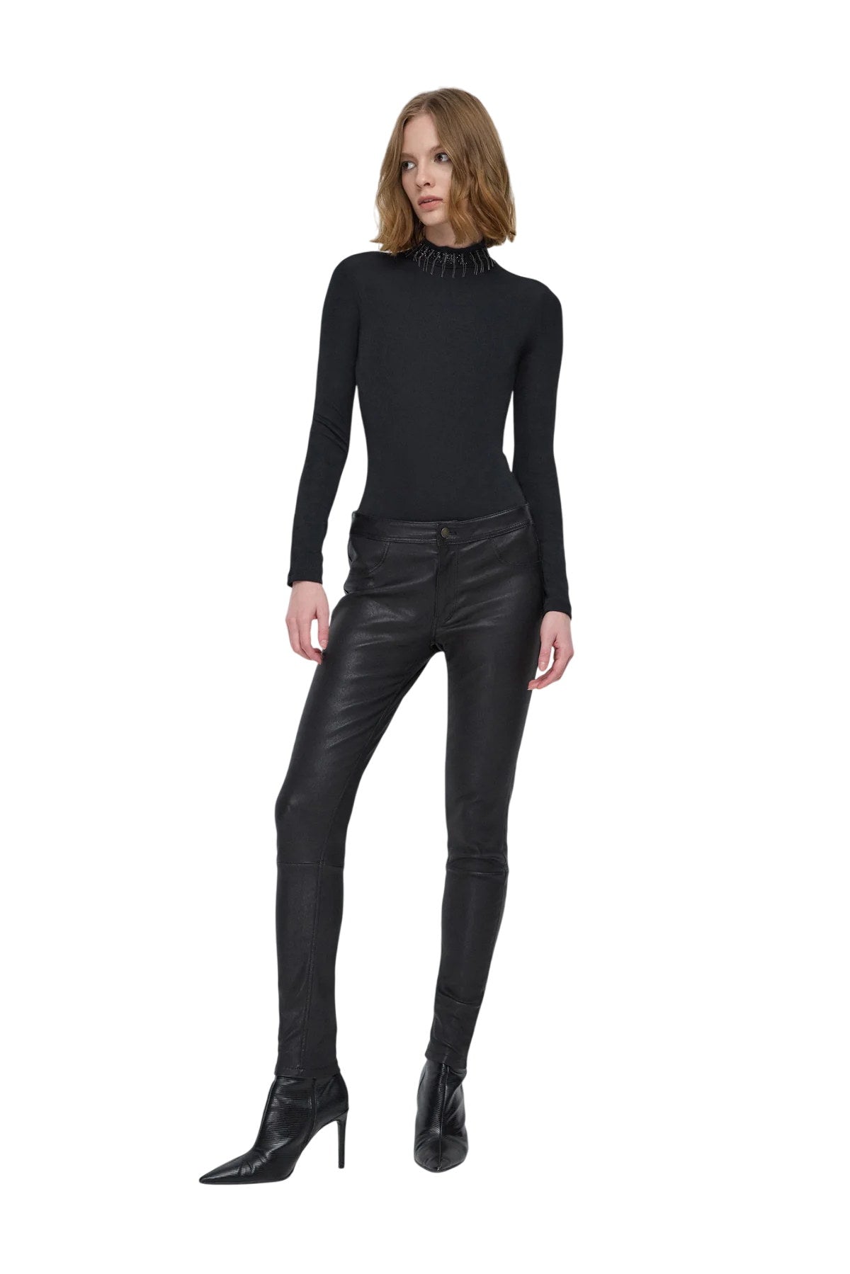 Bluse mit hohem Kragen und langen Ärmeln