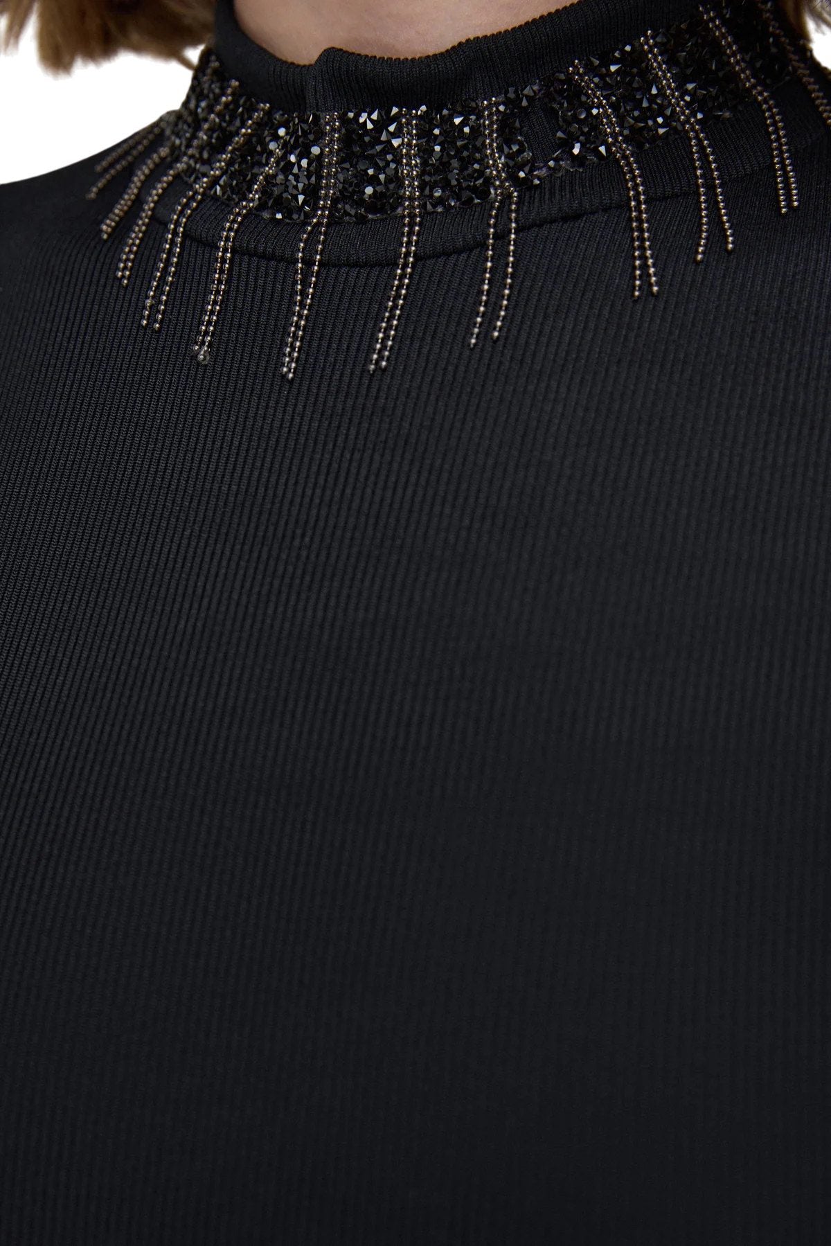 Bluse mit hohem Kragen und langen Ärmeln