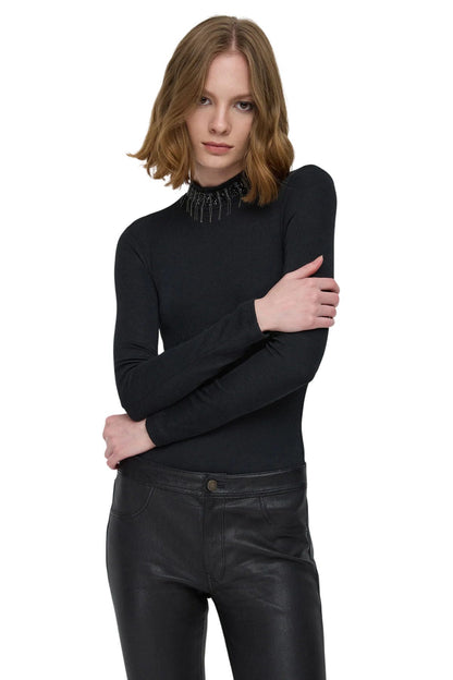 Bluse mit hohem Kragen und langen Ärmeln