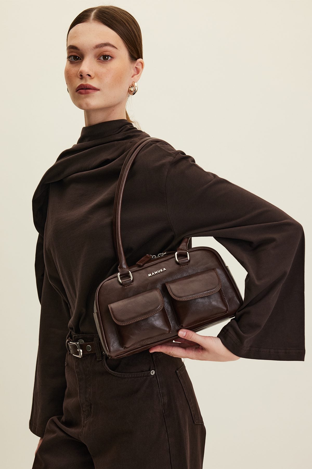 SCHWARZE RETRO-TASCHE MIT TASCHEN