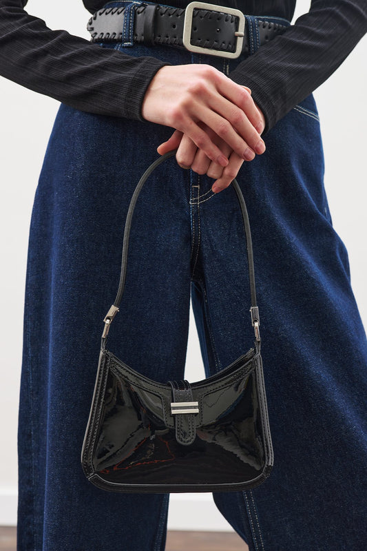 SCHULTERTASCHE AUS LACKLEDER MIT SCHNALLE, SCHWARZ