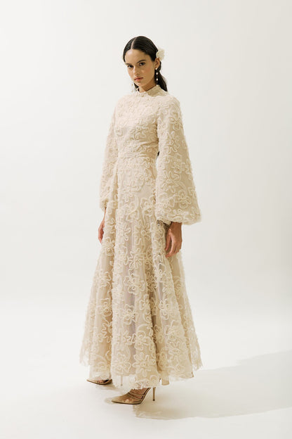 Puffiges, geblümtes, langärmeliges Abendkleid, schwarz.