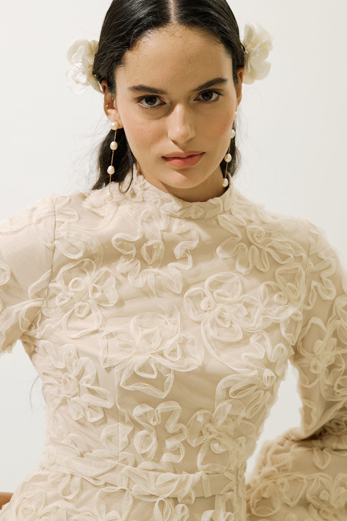 Puffiges, geblümtes, langärmeliges Abendkleid, schwarz.