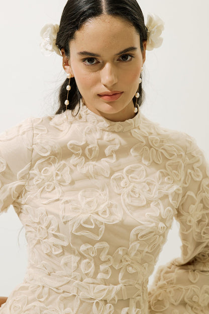 Puffiges, geblümtes, langärmeliges Abendkleid, schwarz.