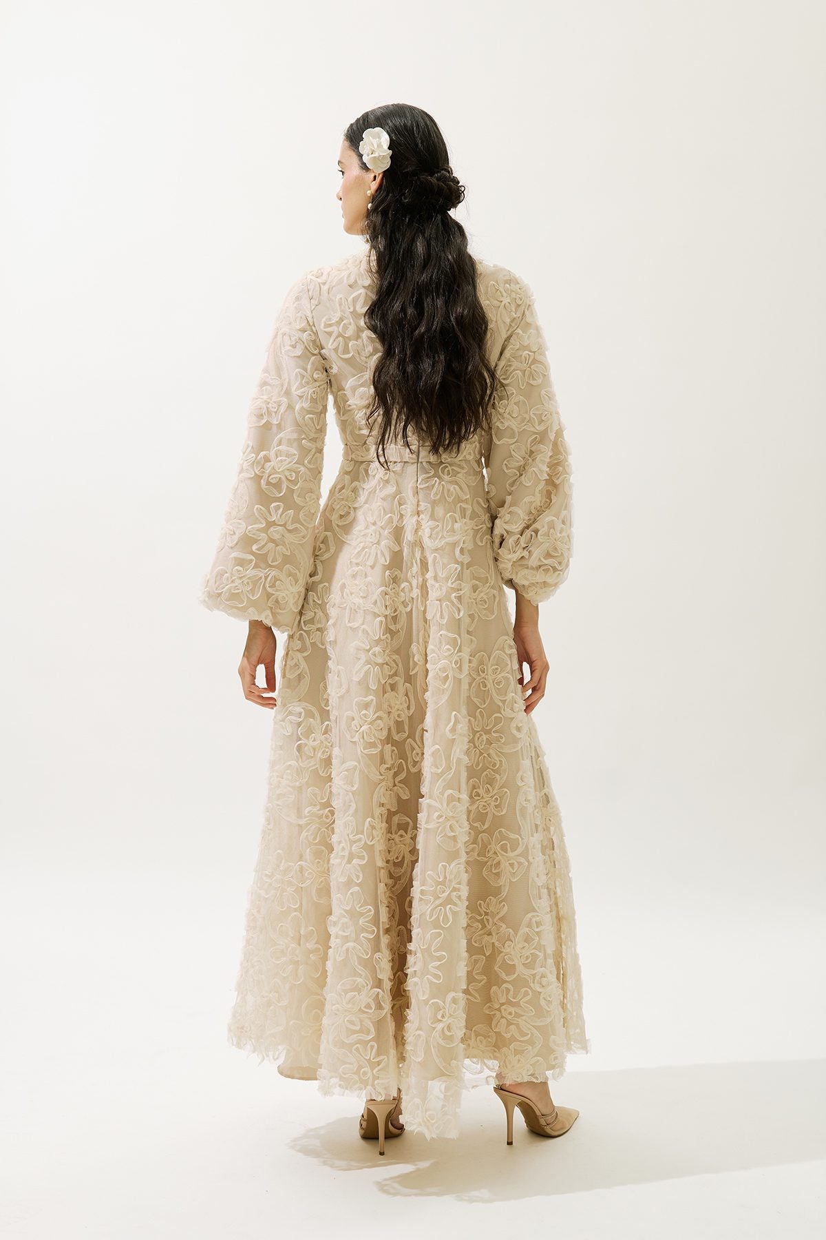 Puffiges, geblümtes, langärmeliges Abendkleid, schwarz.