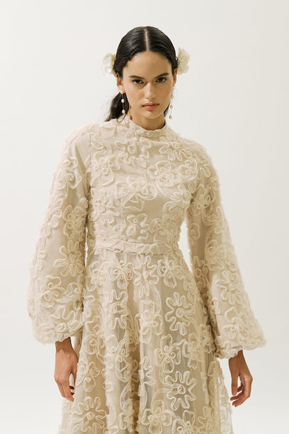 Puffiges, geblümtes, langärmeliges Abendkleid, schwarz.