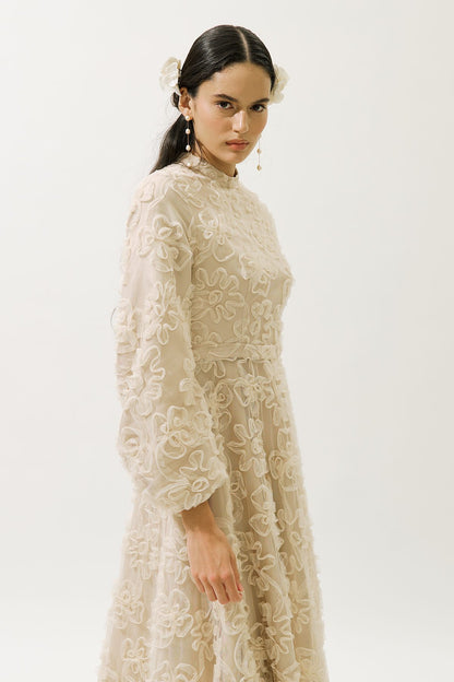 Puffiges, geblümtes, langärmeliges Abendkleid, schwarz.