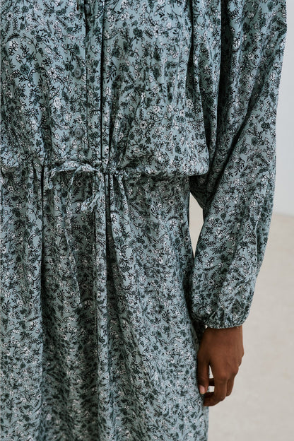 Gemustertes Viskosekleid zum Binden, Farbe: Lily Indigo