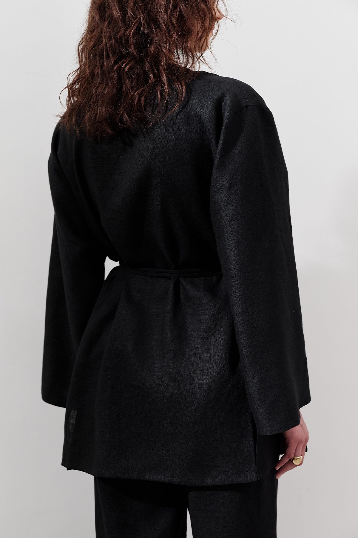 Kimono aus Leinen mit Wickelverschluss, schwarz