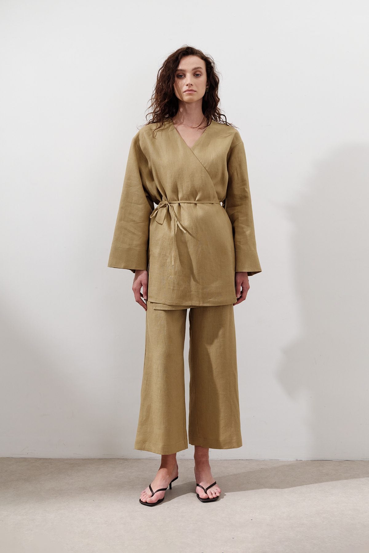 Kimono aus Leinen mit Wickelverschluss, schwarz