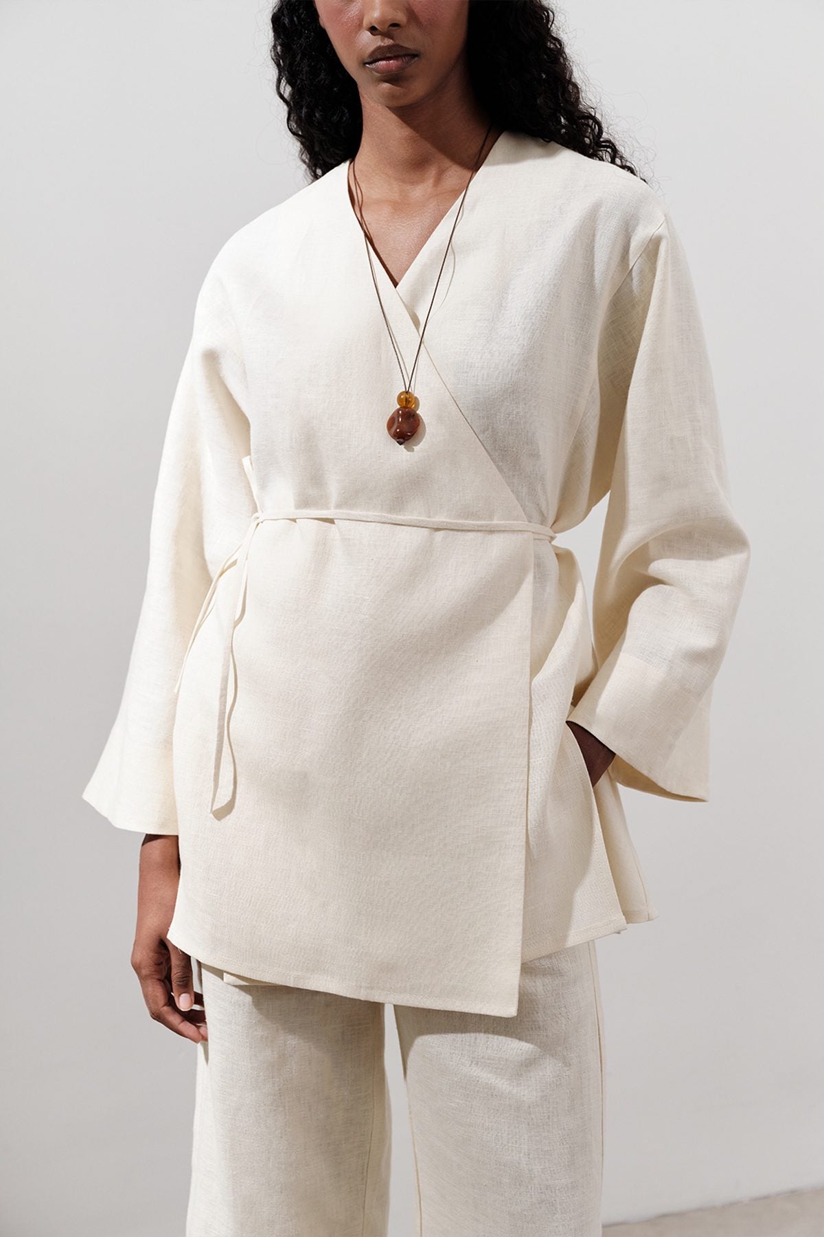 Kimono aus Leinen mit Wickelverschluss, schwarz