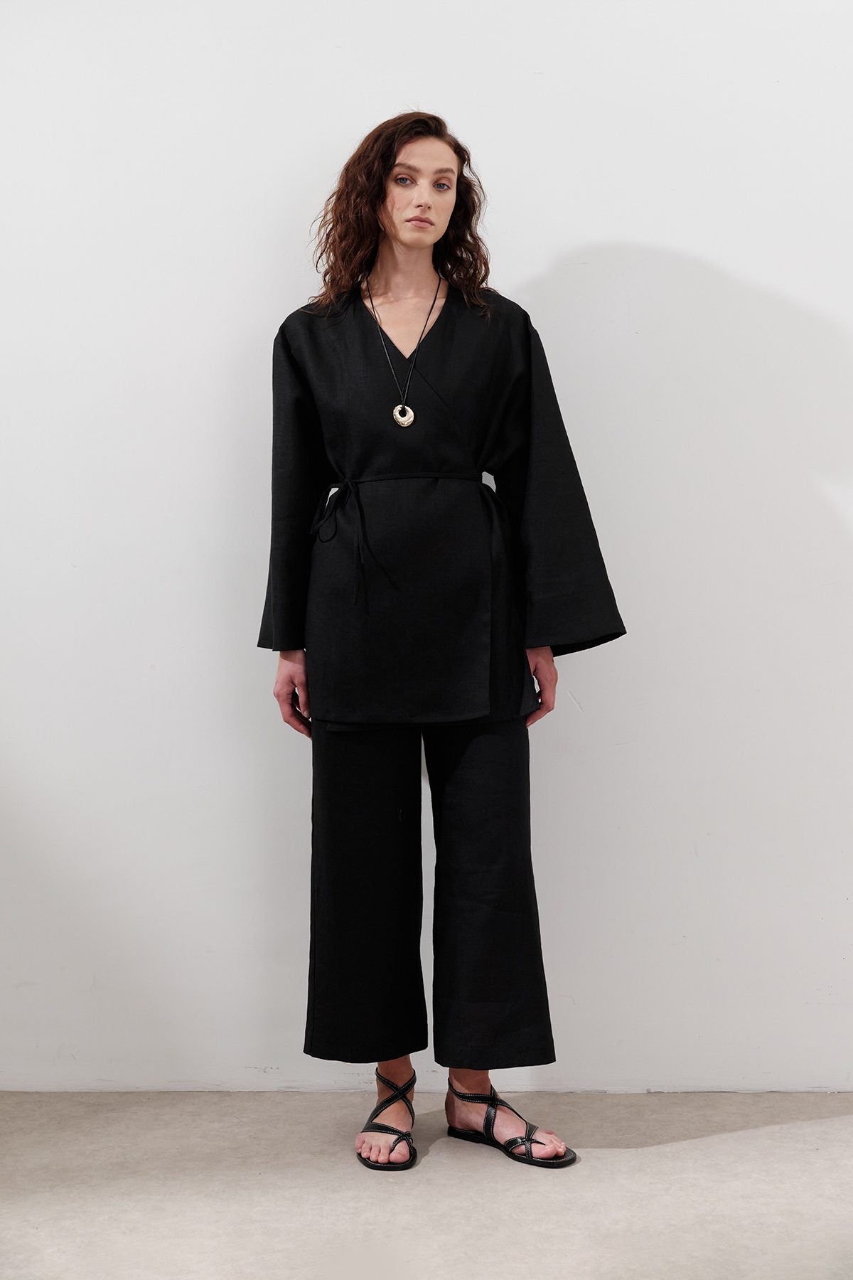 Kimono aus Leinen mit Wickelverschluss, schwarz