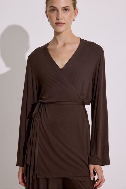 SCHWARZER, DRAPIERTER KIMONO MIT BINDEVERSCHLÜSSEN.