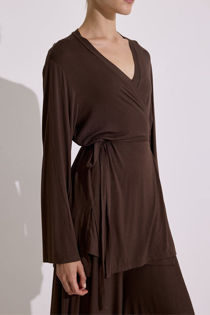 SCHWARZER, DRAPIERTER KIMONO MIT BINDEVERSCHLÜSSEN.