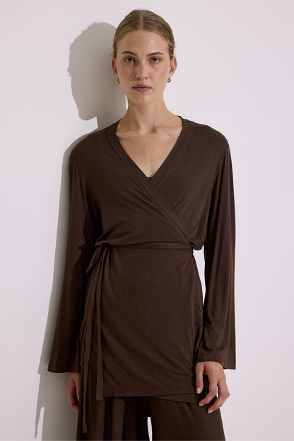 SCHWARZER, DRAPIERTER KIMONO MIT BINDEVERSCHLÜSSEN.