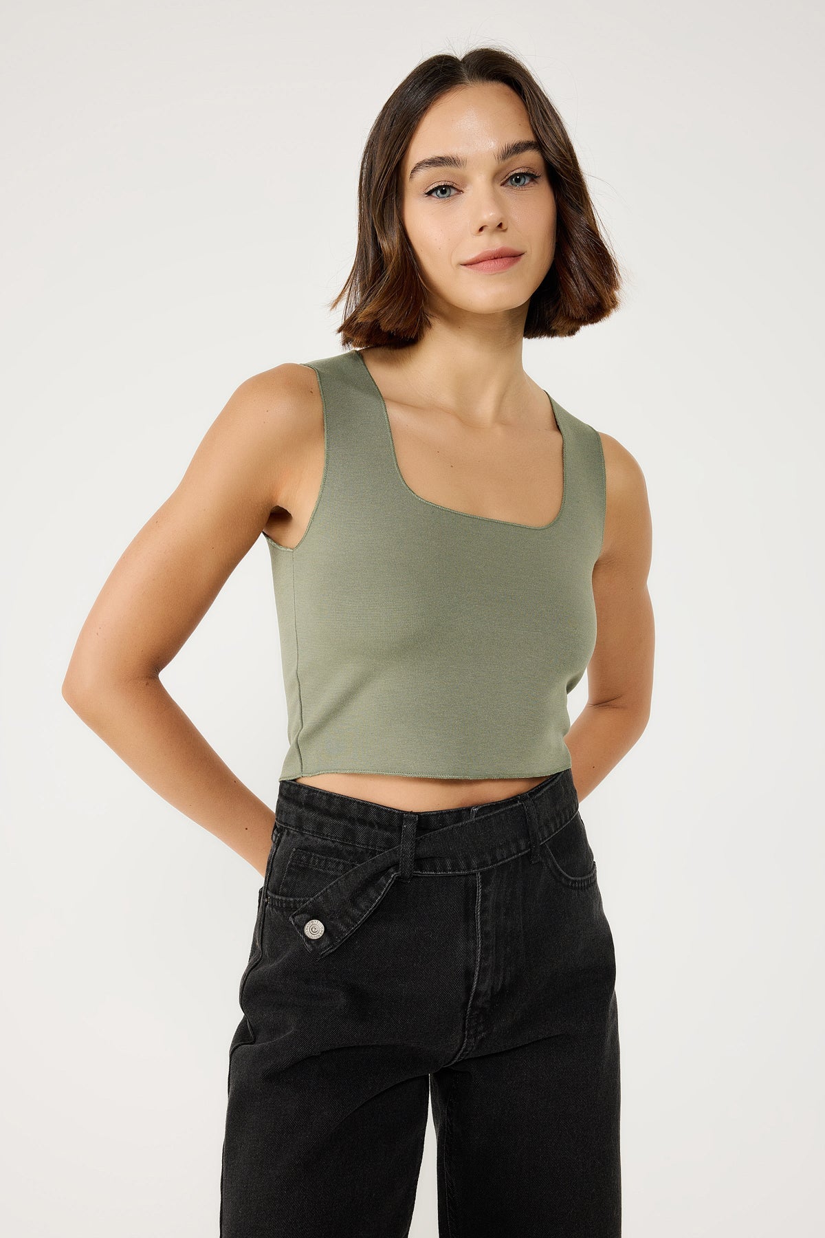 Kurze, schlichte Bluse mit breiten Trägern