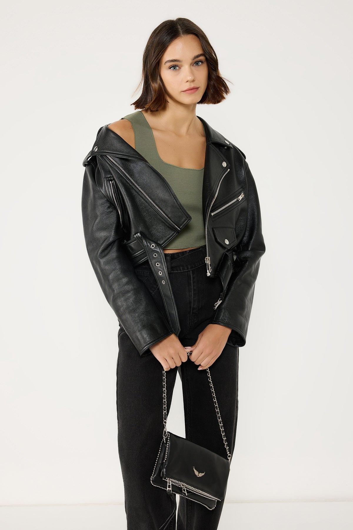 Kurze, schlichte Bluse mit breiten Trägern