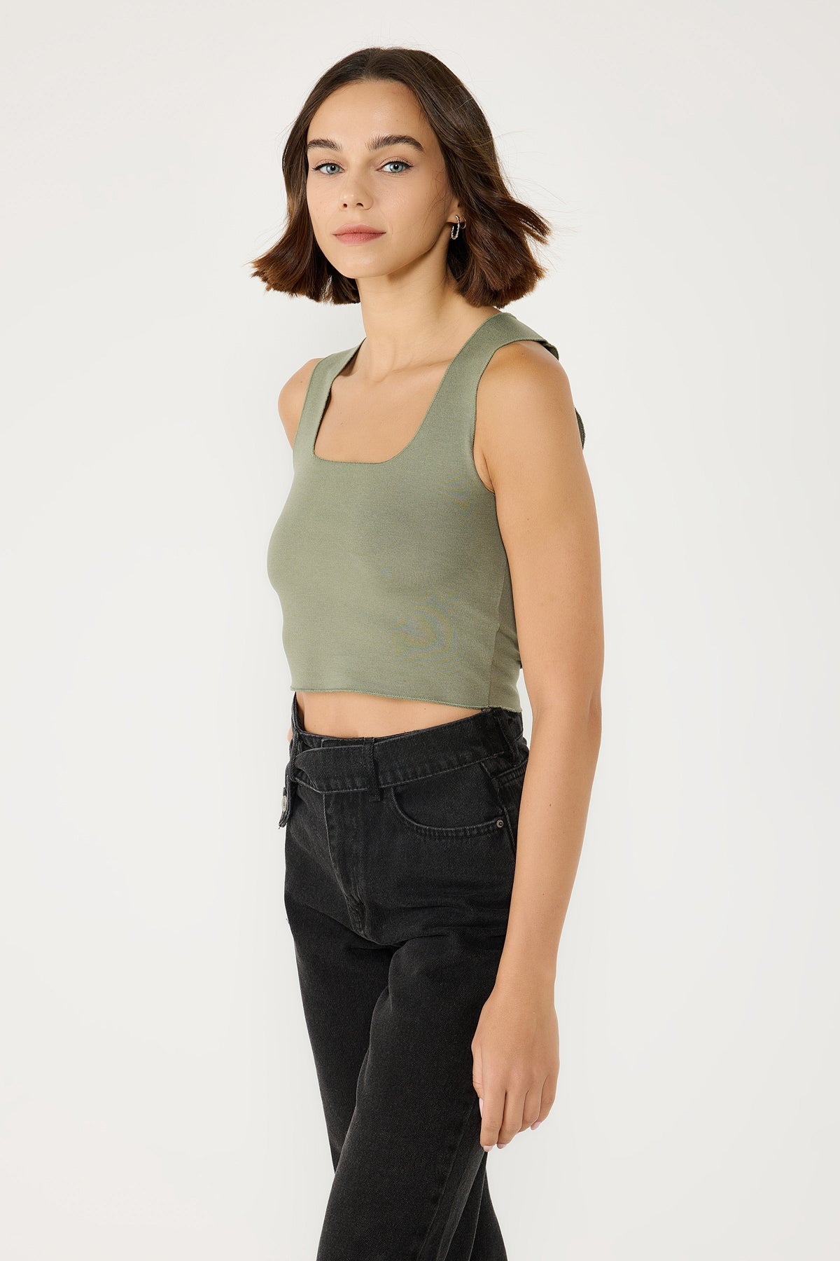 Kurze, schlichte Bluse mit breiten Trägern