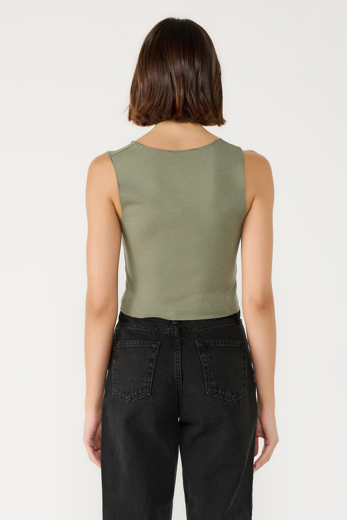 Kurze, schlichte Bluse mit breiten Trägern