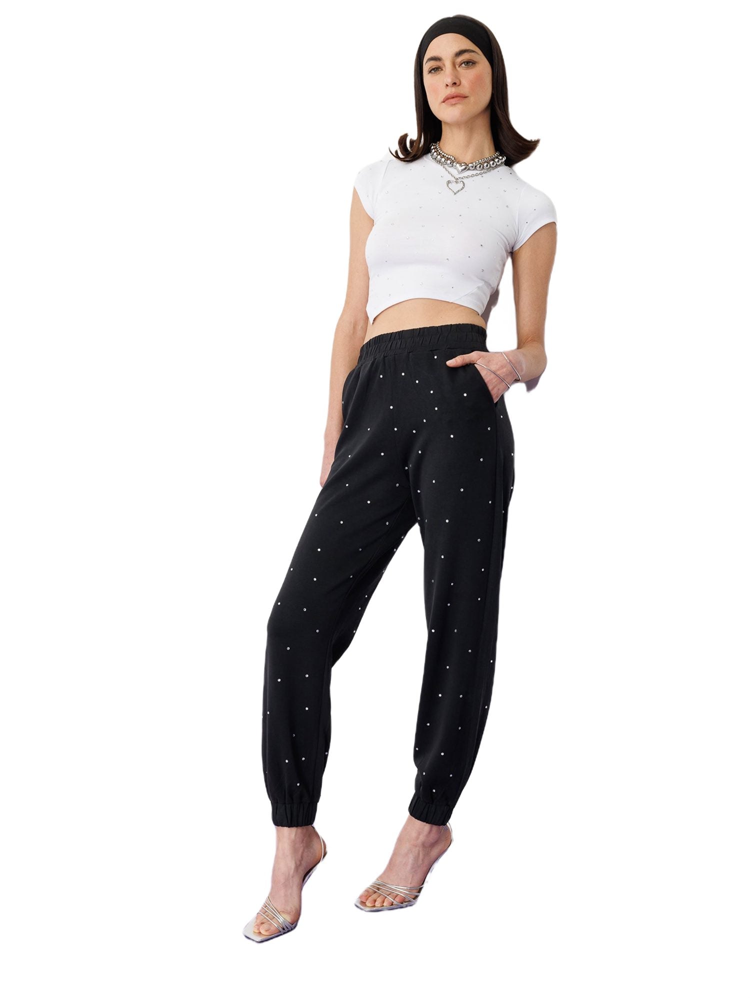 Asymmetrisches Crop-Top mit Steinverzierungen