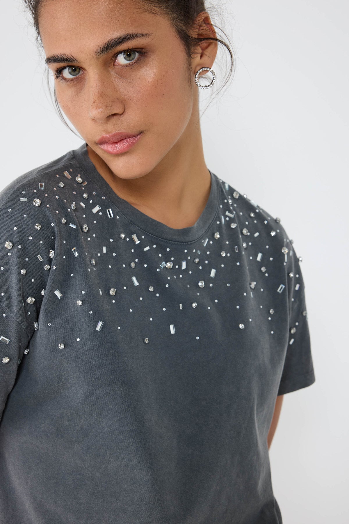 Crop-T-Shirt mit Steinverzierungen
