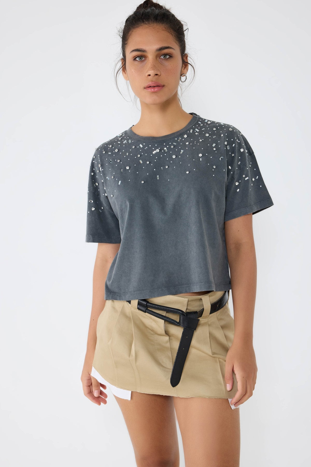 Crop-T-Shirt mit Steinverzierungen
