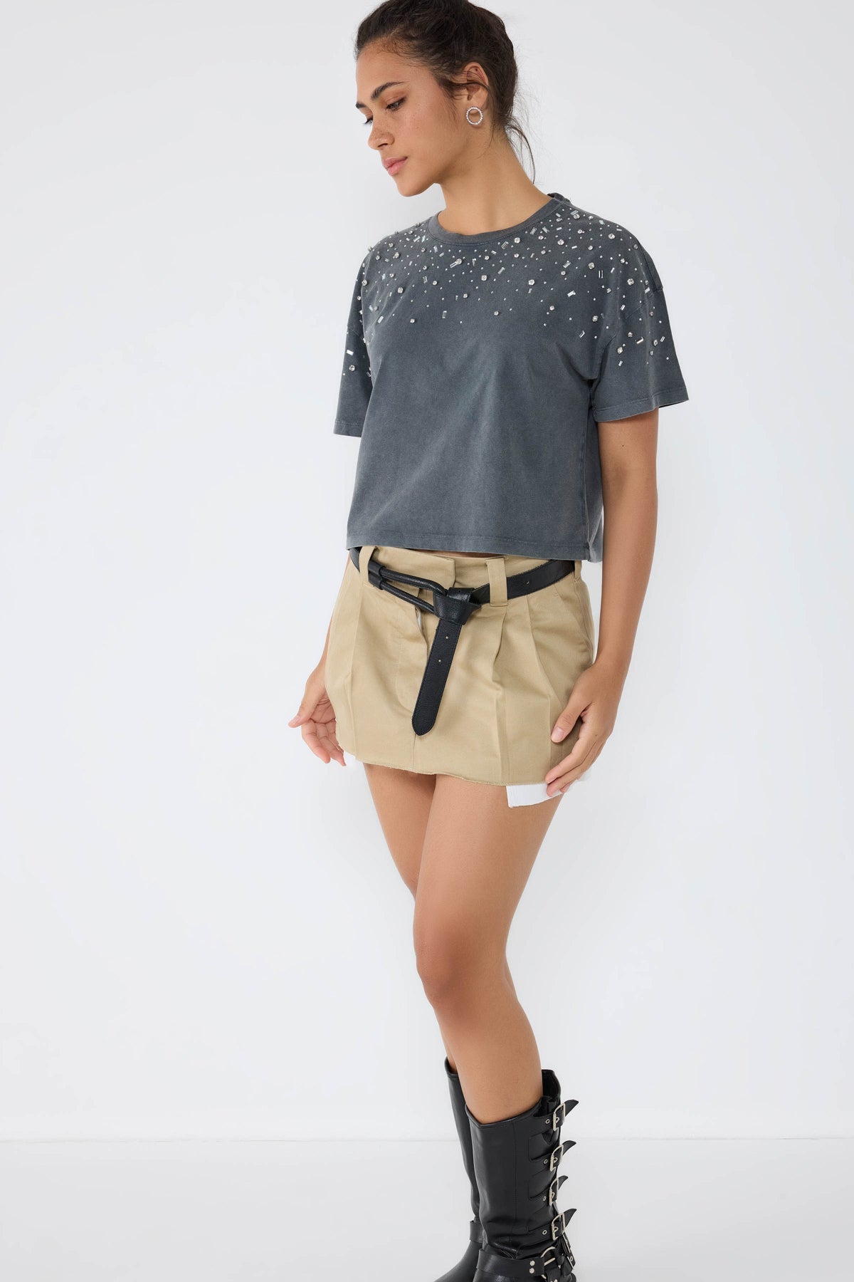 Crop-T-Shirt mit Steinverzierungen