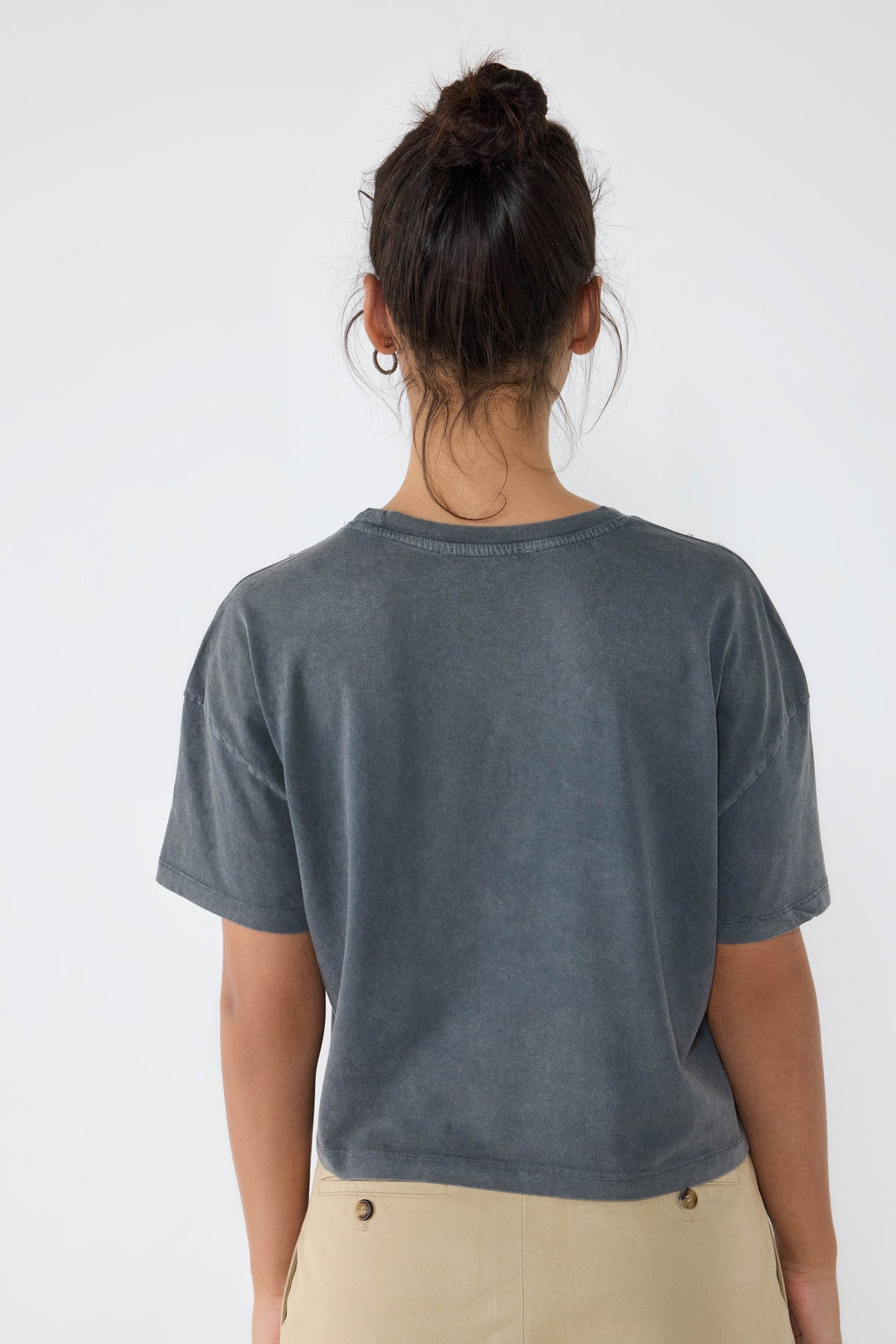 Crop-T-Shirt mit Steinverzierungen