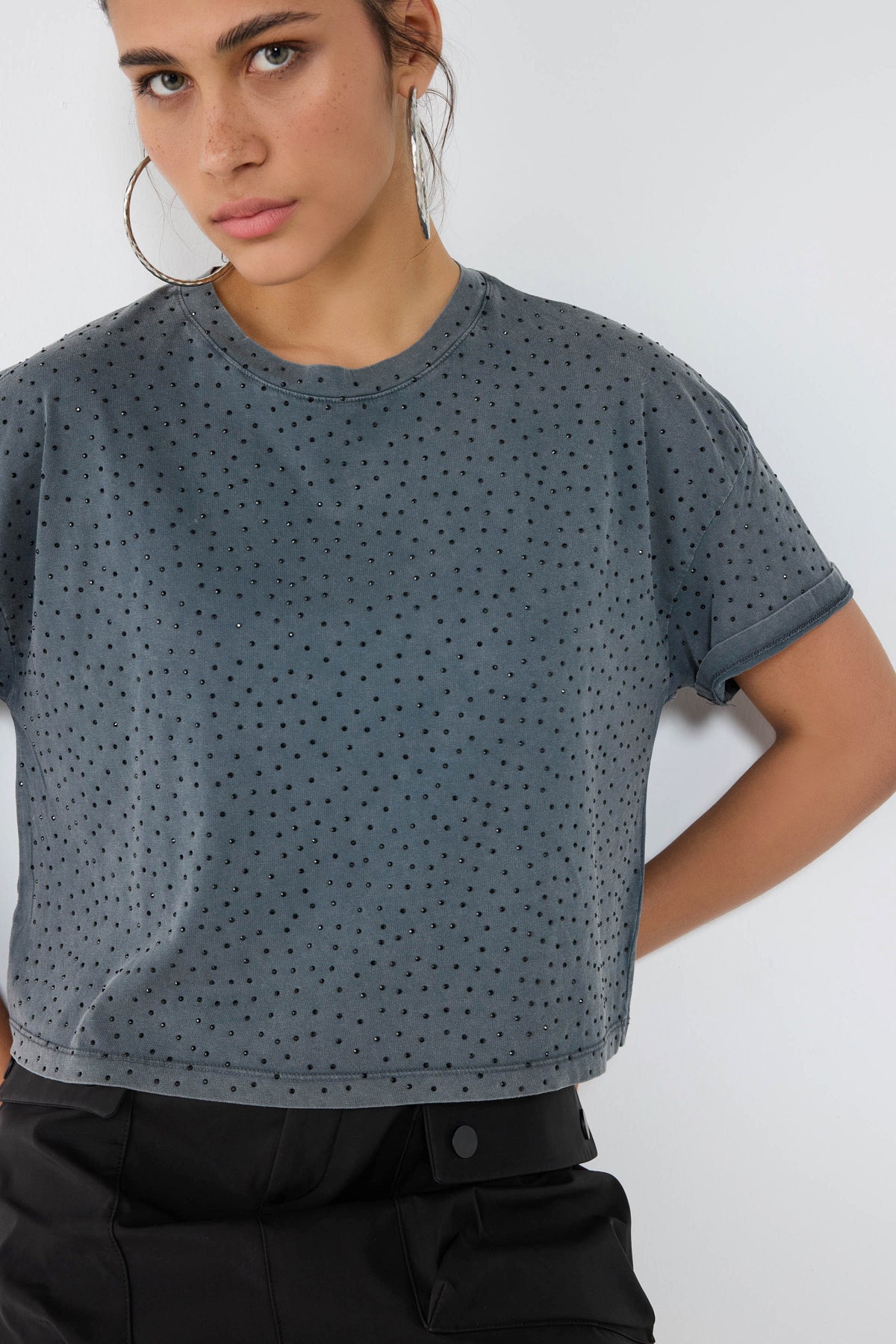 Crop-T-Shirt mit Steinverzierungen