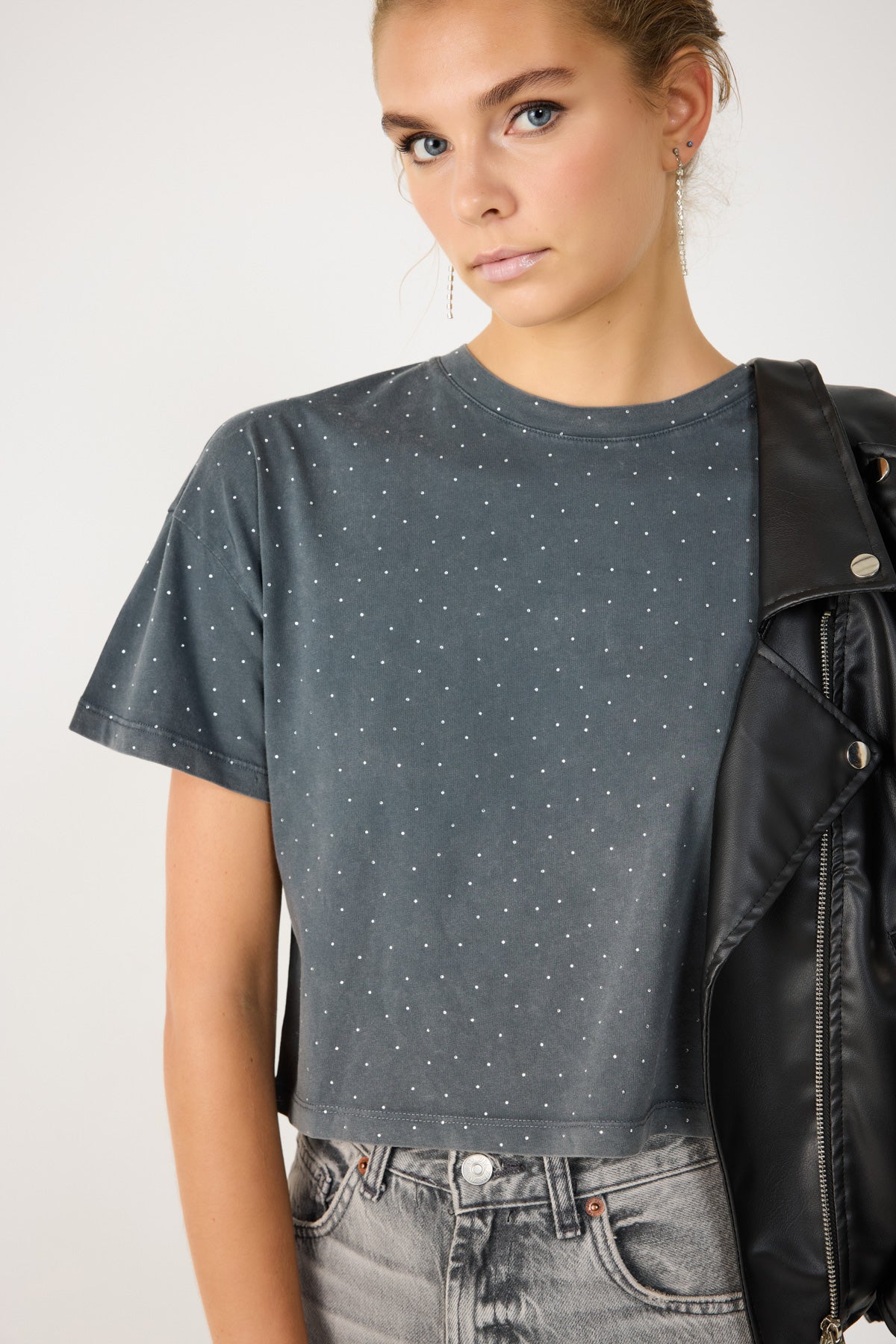 Crop-T-Shirt mit Steinverzierungen