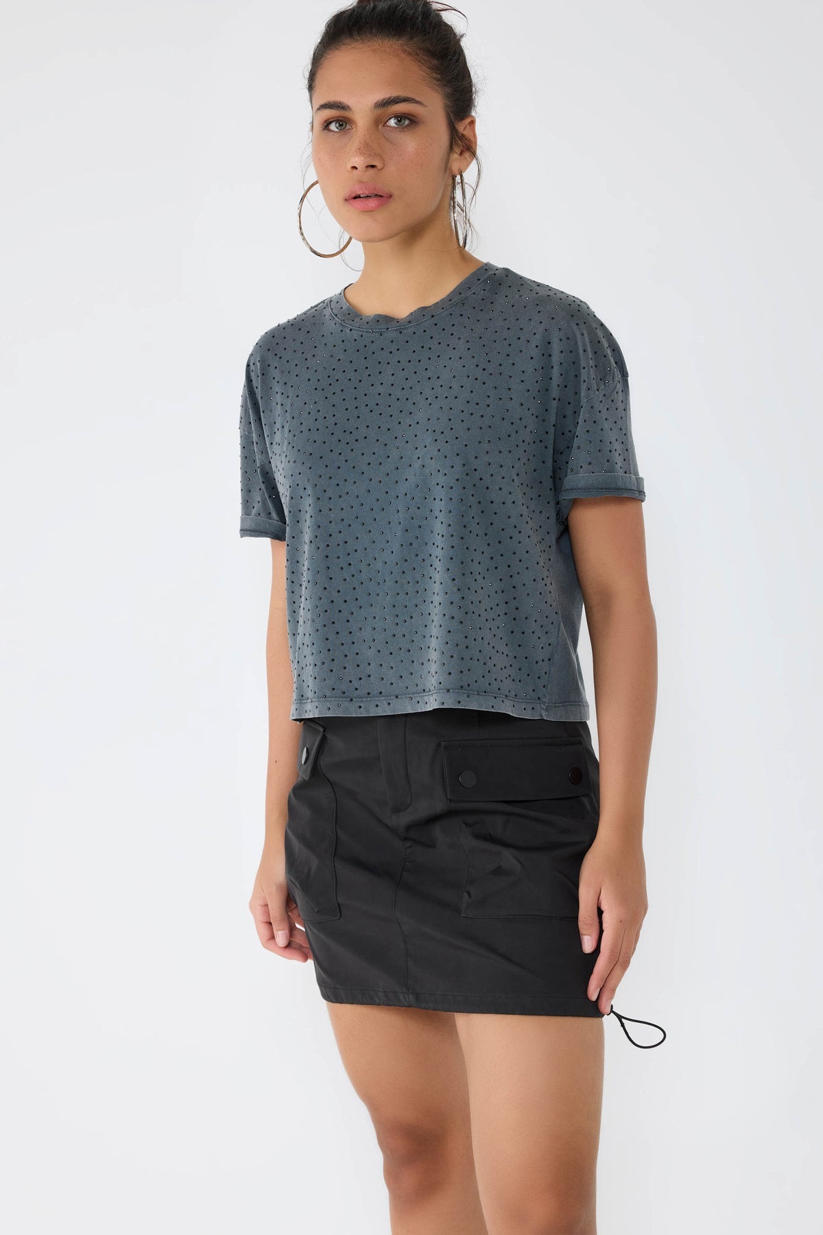 Crop-T-Shirt mit Steinverzierungen
