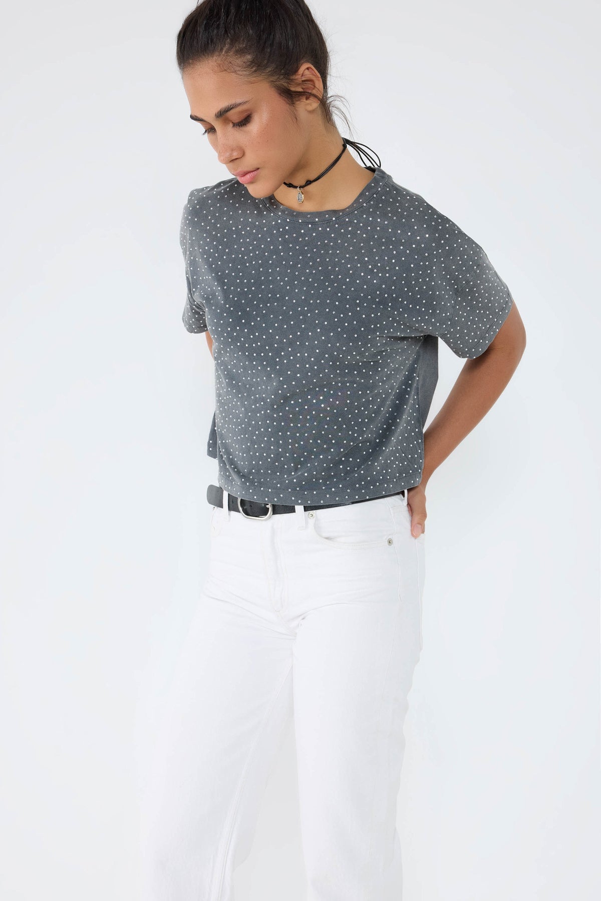 Crop-T-Shirt mit Steinverzierungen