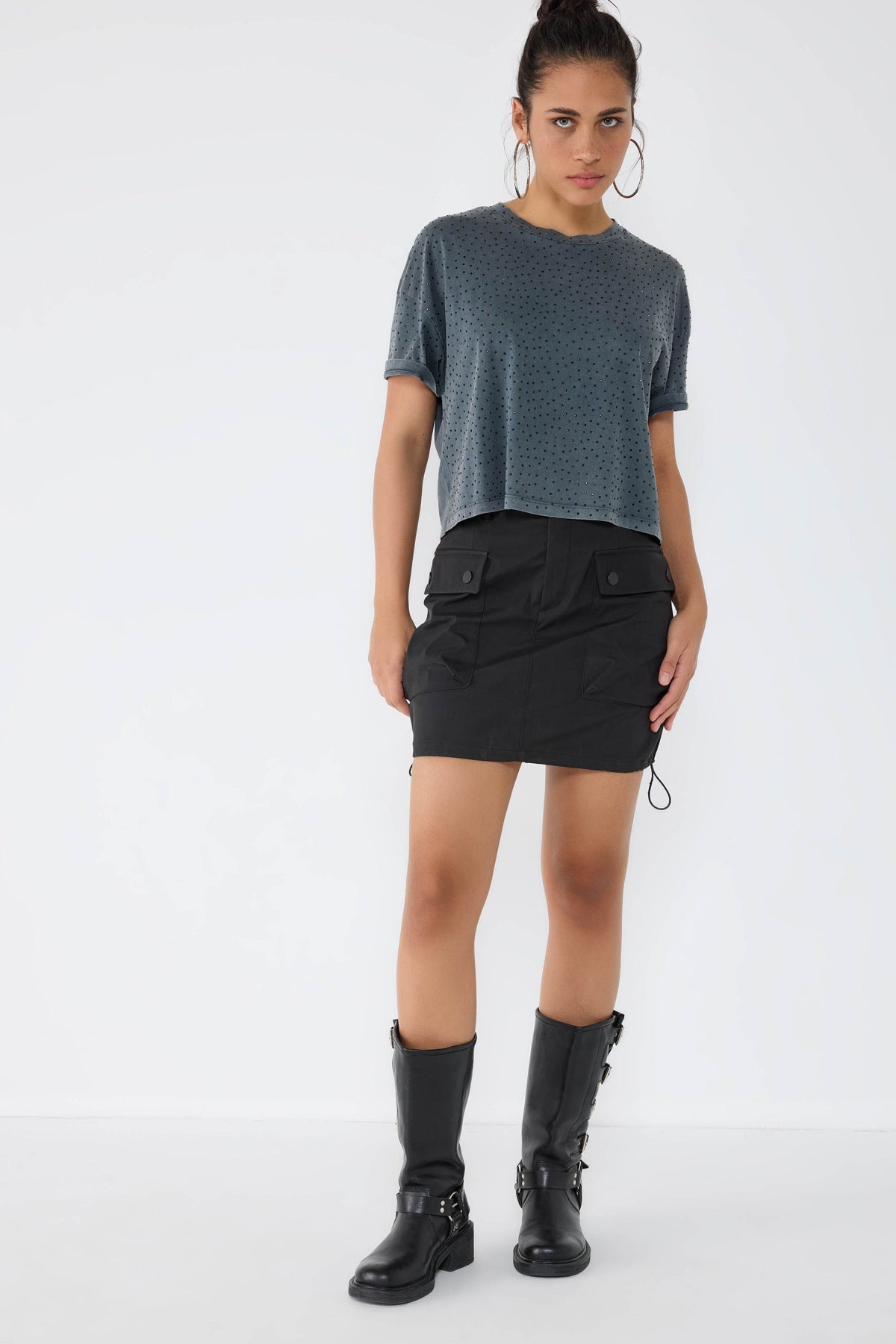 Crop-T-Shirt mit Steinverzierungen