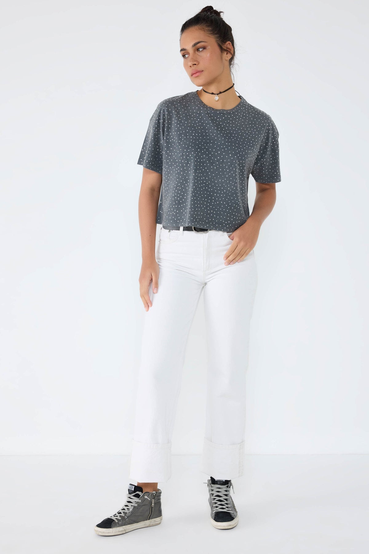 Crop-T-Shirt mit Steinverzierungen