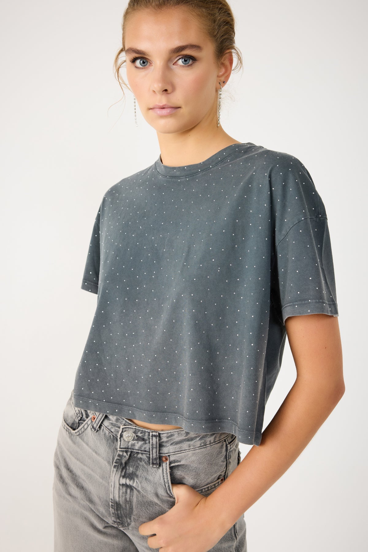 Crop-T-Shirt mit Steinverzierungen