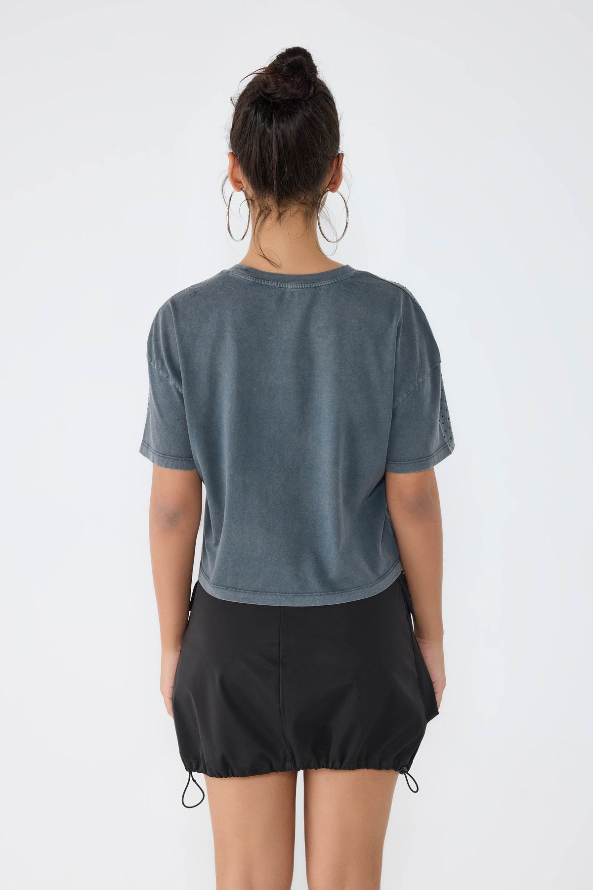 Crop-T-Shirt mit Steinverzierungen
