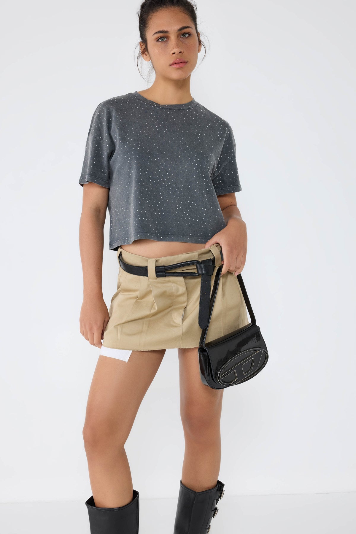 Crop-T-Shirt mit Steinverzierungen