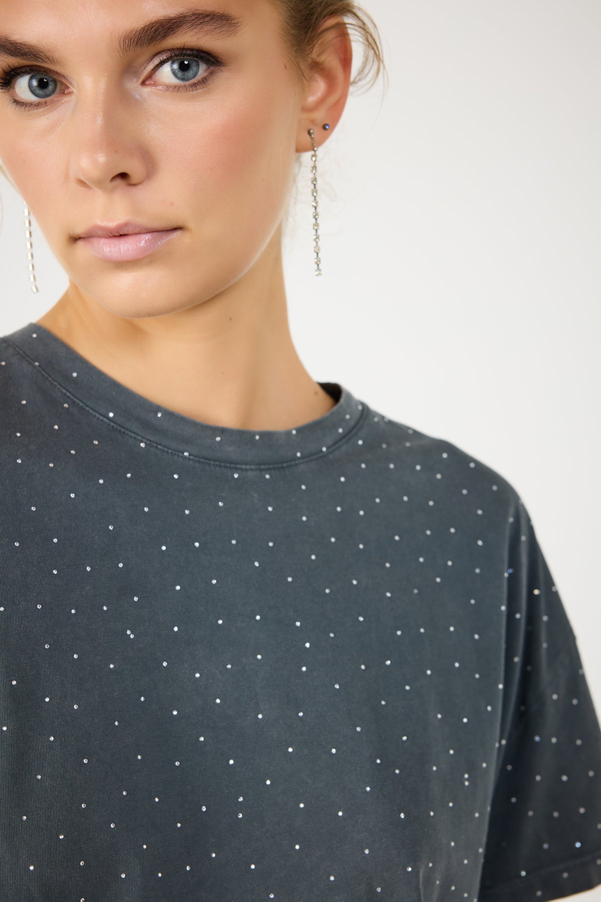 Crop-T-Shirt mit Steinverzierungen
