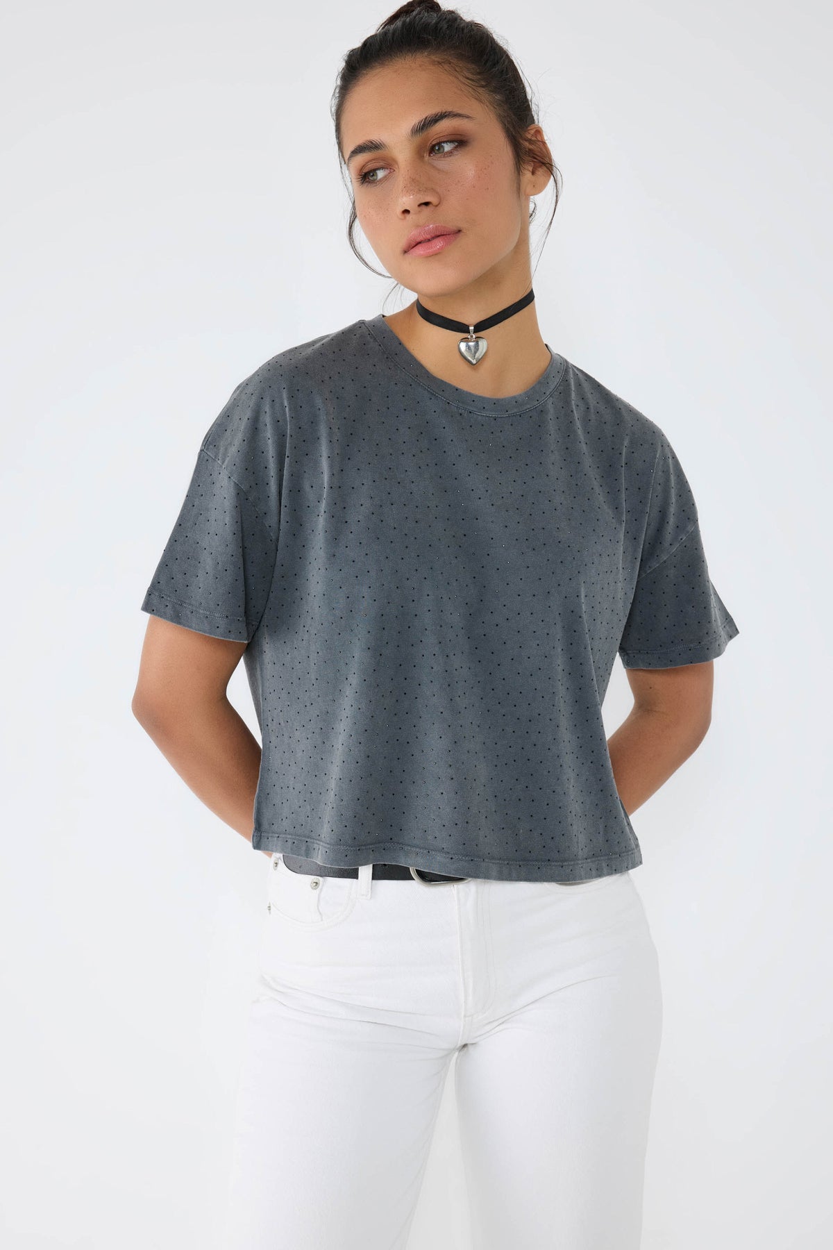 Crop-T-Shirt mit Steinverzierungen