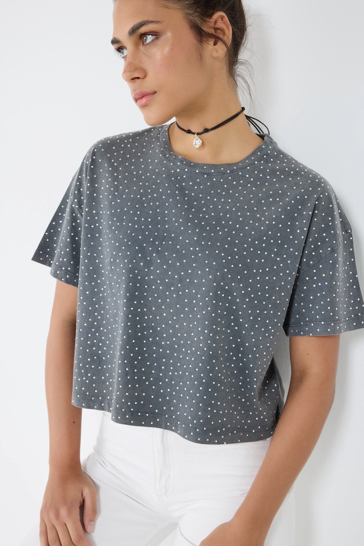 Crop-T-Shirt mit Steinverzierungen