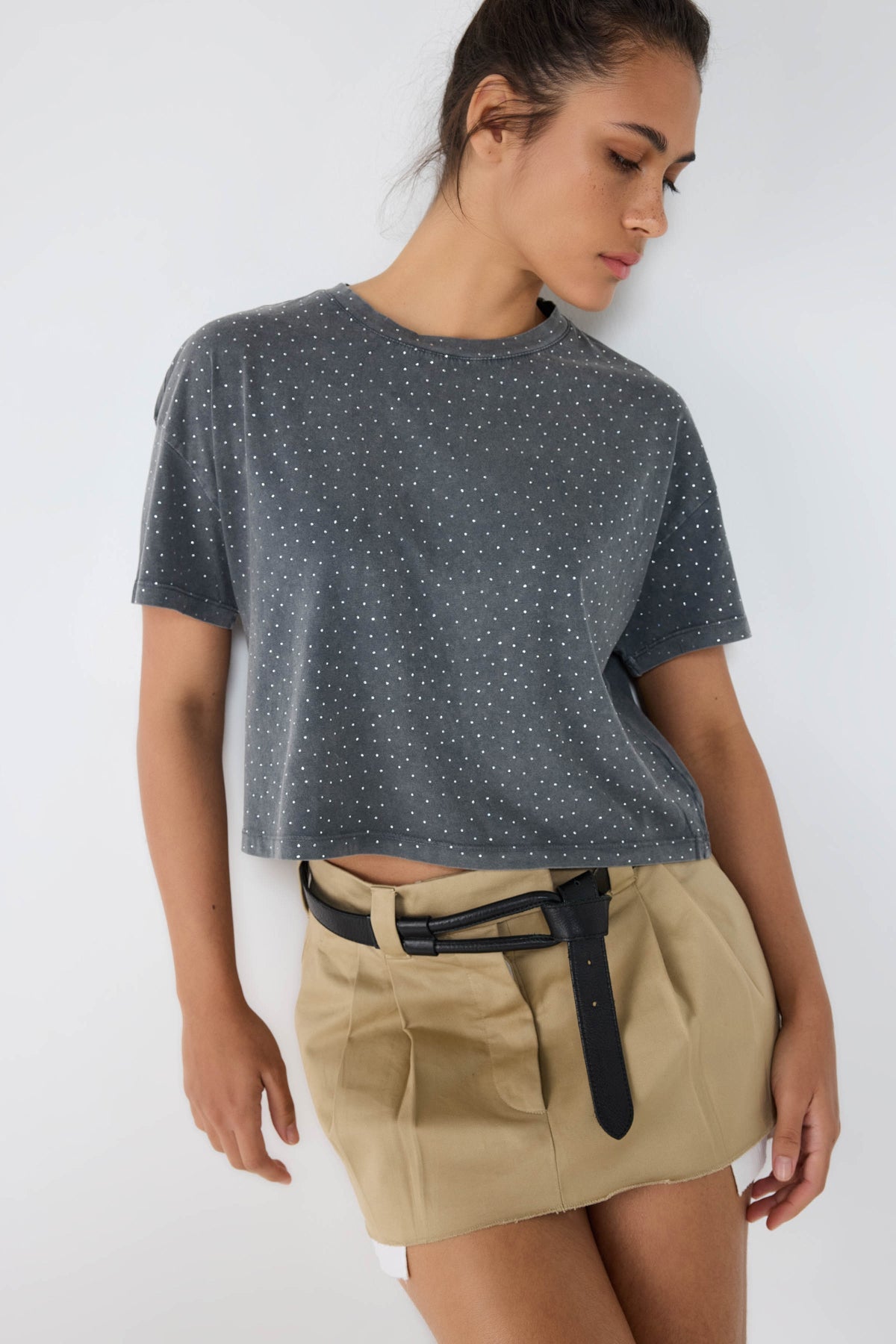 Crop-T-Shirt mit Steinverzierungen