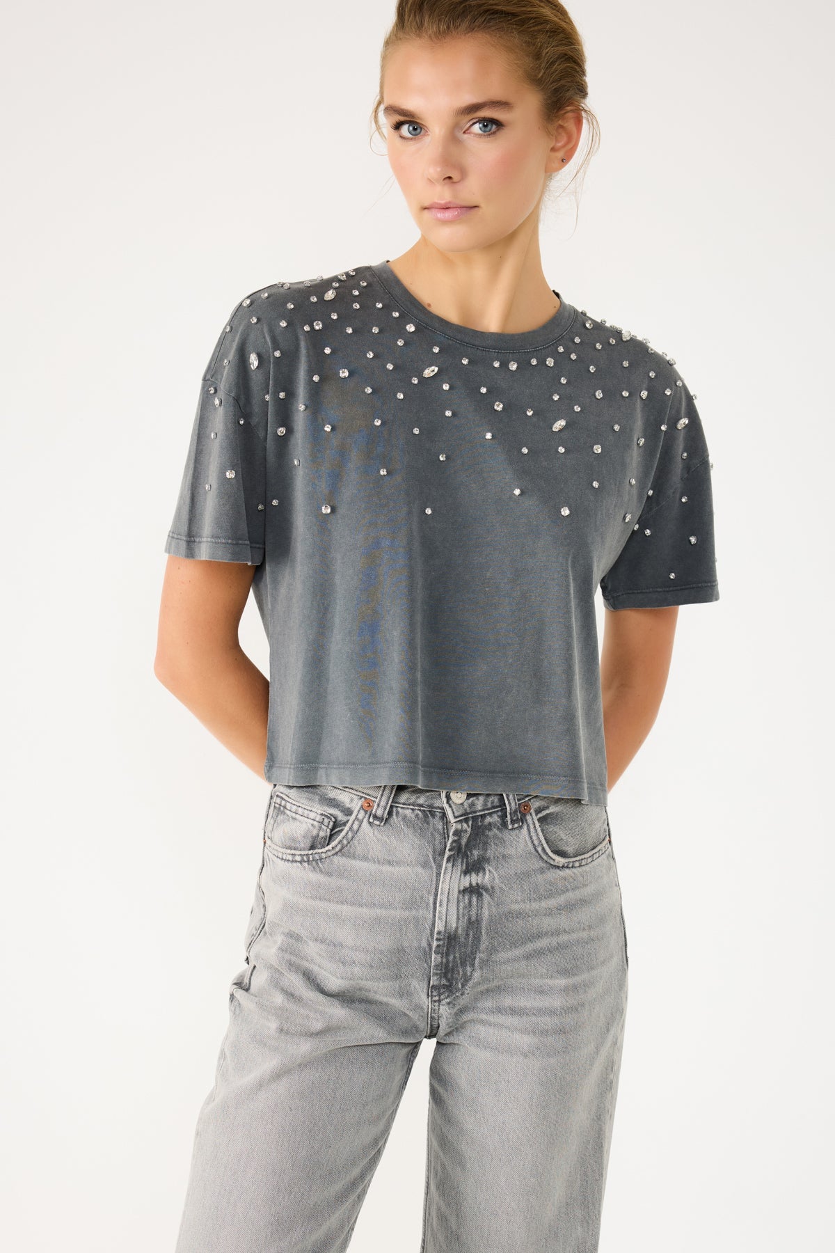 Crop-T-Shirt mit Steinverzierungen