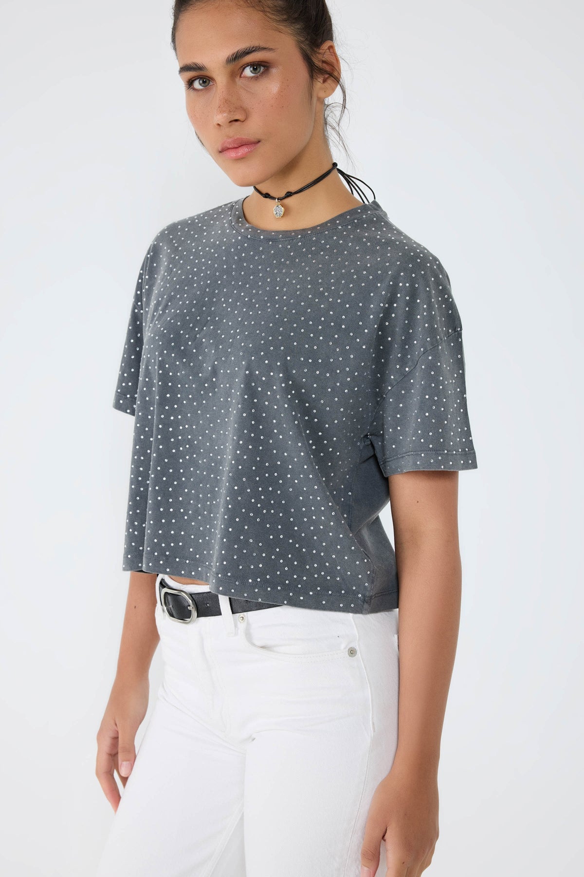 Crop-T-Shirt mit Steinverzierungen