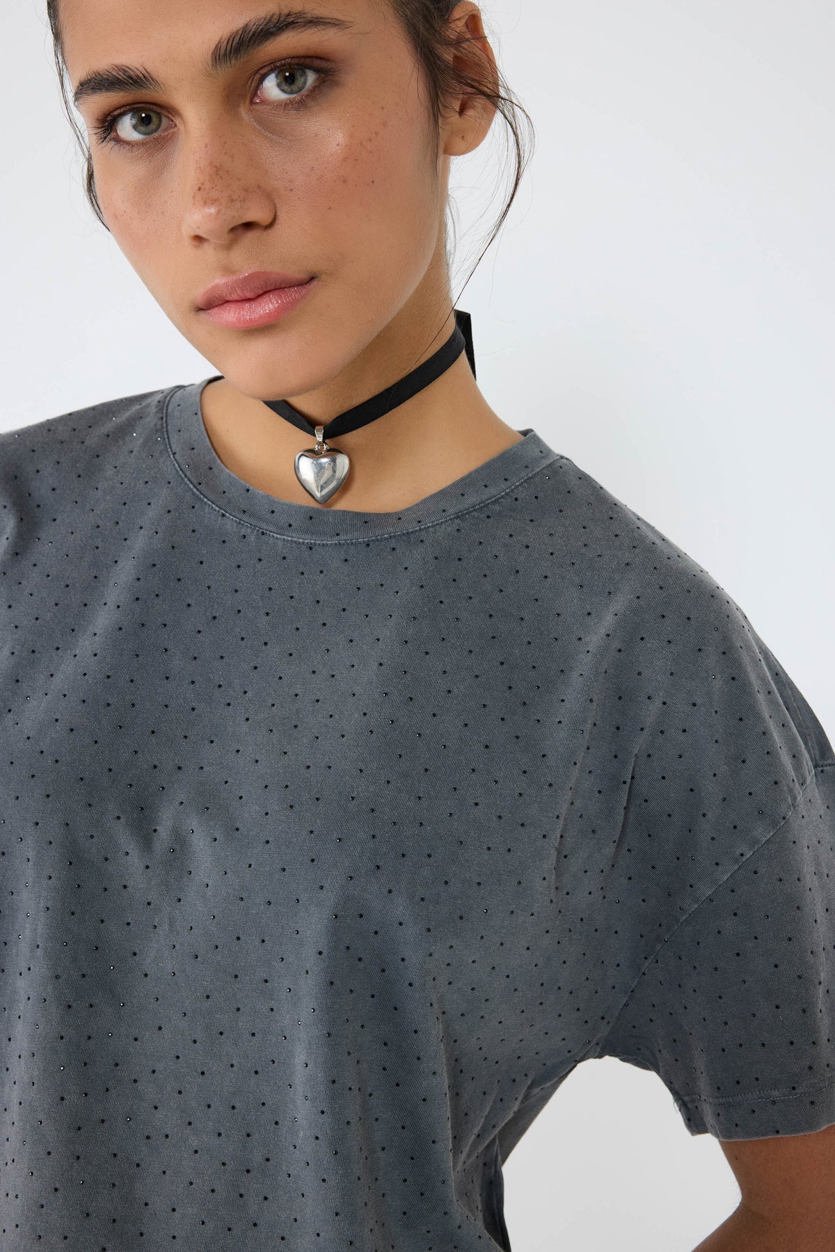 Crop-T-Shirt mit Steinverzierungen