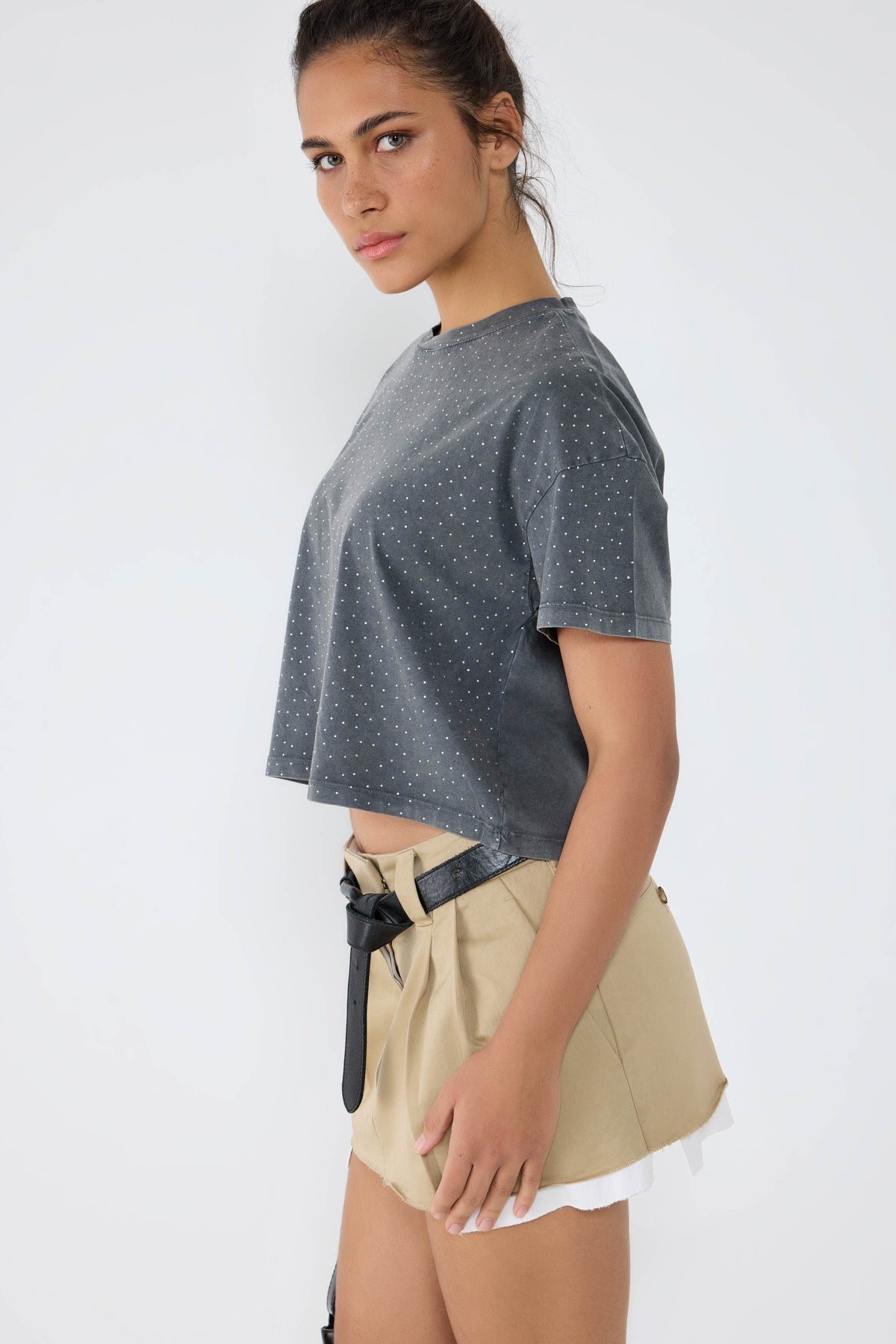 Crop-T-Shirt mit Steinverzierungen