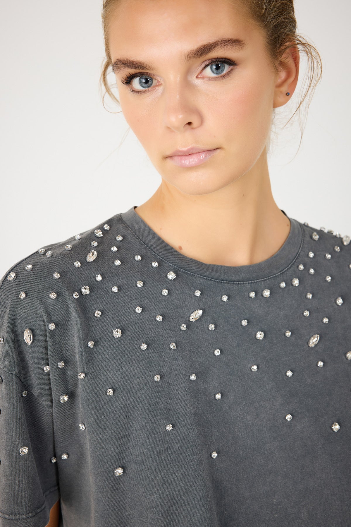 Crop-T-Shirt mit Steinverzierungen