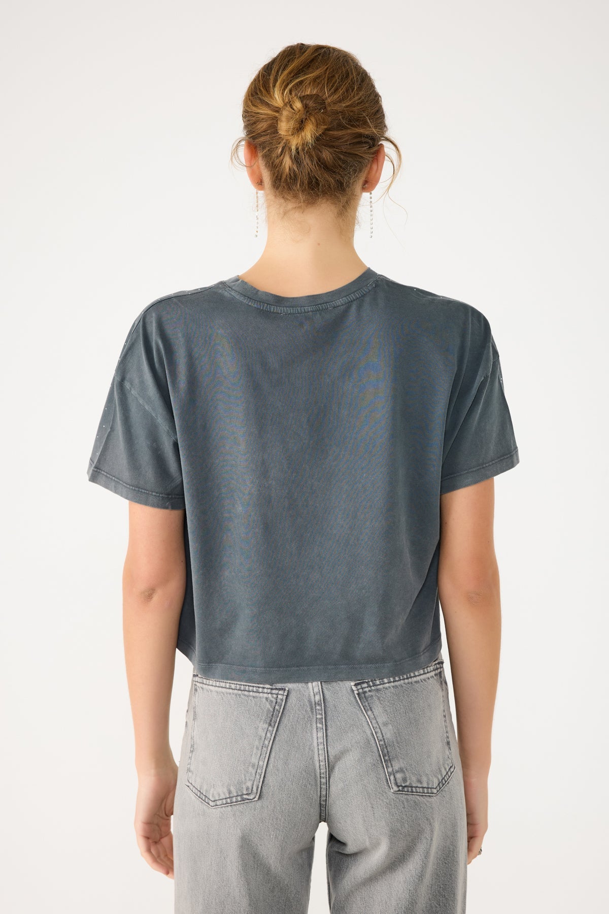Crop-T-Shirt mit Steinverzierungen